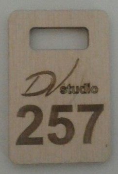 Номерки для гардероба прямоугольные деревянные с логотипом. Собственное производ. . фото 2