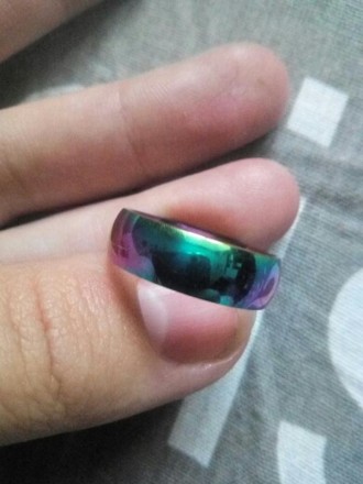 Гладкое обручальное кольцо 18 размер,разноцветная переливающаяся расцветка в вид. . фото 5