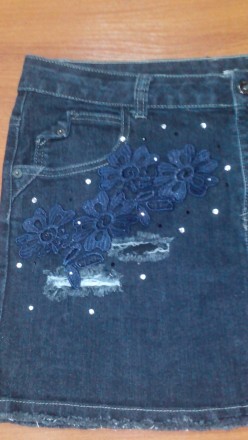 Модная джинсовая юбка украшена красивым кружевом и стразами. Качественно сделана. . фото 5