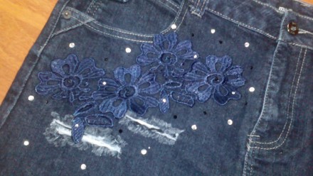 Модная джинсовая юбка украшена красивым кружевом и стразами. Качественно сделана. . фото 6