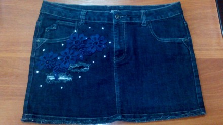 Модная джинсовая юбка украшена красивым кружевом и стразами. Качественно сделана. . фото 2