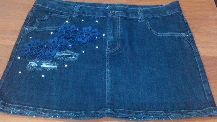 Модная джинсовая юбка украшена красивым кружевом и стразами. Качественно сделана. . фото 4