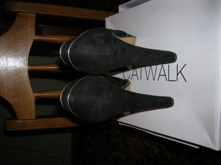 Шикарные туфли р.38 стелька 25 черного цвета из натуральной замши с отделкой кож. . фото 5