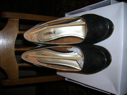Шикарные туфли р.38 стелька 25 черного цвета из натуральной замши с отделкой кож. . фото 4