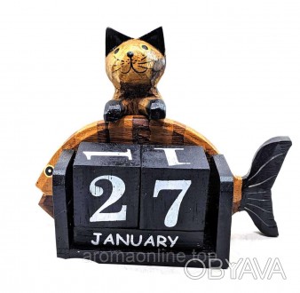 Настольный календарь из дерева с изображением симпатичного котика держащего в ру. . фото 1