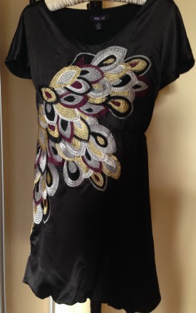Красивое платье из струящегося шелка, с вышивкой, размер S
Состав ткани, 100% н. . фото 2