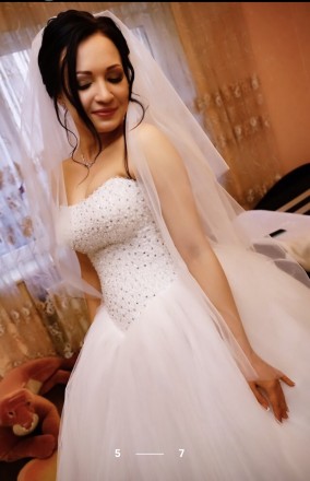 Продам красивое свадебное платье.
Размер регулируется за счёт завязок.
На рост. . фото 6