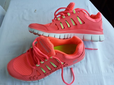 Новые кроссовки красивые, ярко-розовые, (фото не передает реальный цвет) . Очень. . фото 2