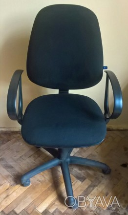 Продаю офисное компьютерное кресло. . фото 1