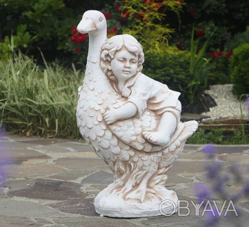Мальчик на гусе – оригинальная садовая фигура в бежевом цвете станет красивым до. . фото 1