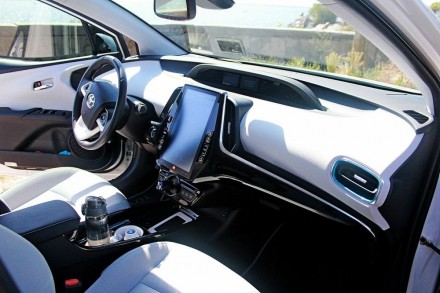 Prius Plug-in Prime является одновременно электромобилей и гибридом. Имеет запас. . фото 3
