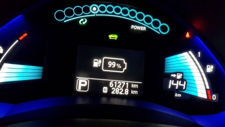 Електромобіль Nissan Leaf зручний і комфортний. Круїз-контроль та клімат-контрол. . фото 12