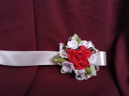 Бутоньерка на руку красная (цветочный браслет). Харків. фото 1