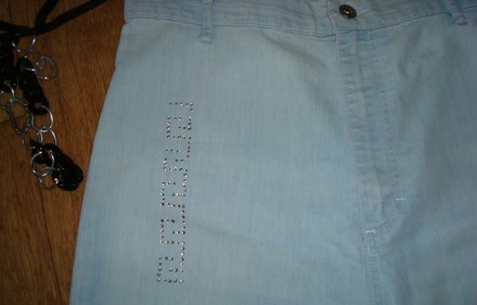 Голубые стильные капри из облегченного джинса, для жаркой летней погоды. Высокая. . фото 9