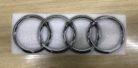 Эмблема решетки радиатора надпись передняя Audi Q5 2009-2017 8R0-853-605
НОВАЯ . . фото 2