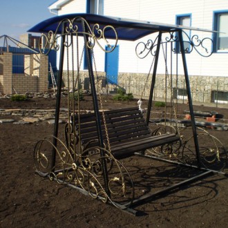 Садовые качели из металла – это отличный выбор для просторных частных парк. . фото 6