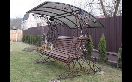 Садовые качели из металла – это отличный выбор для просторных частных парк. . фото 4