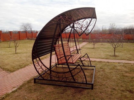 Садовые качели из металла – это отличный выбор для просторных частных парк. . фото 3