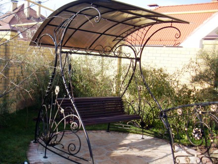 Садовые качели из металла – это отличный выбор для просторных частных парк. . фото 8