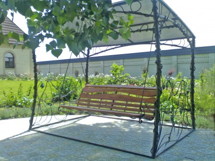 Садовые качели из металла – это отличный выбор для просторных частных парк. . фото 5