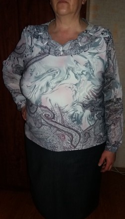 Продам женскую светлую с геометрическим орнаментом шифоновую блузу с длинным рук. . фото 2
