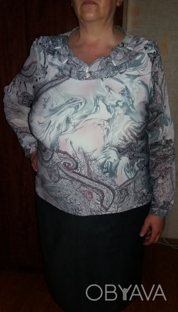 Продам женскую светлую с геометрическим орнаментом шифоновую блузу с длинным рук. . фото 1