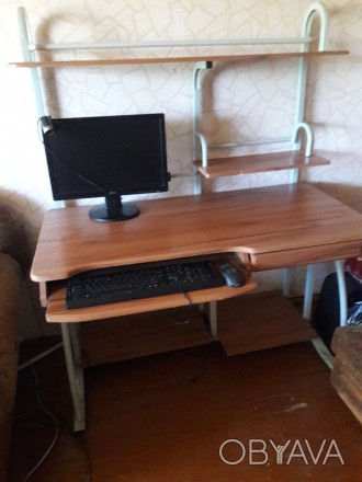 Хороший стол ,удобный практически новый,особо не использовался!. . фото 1