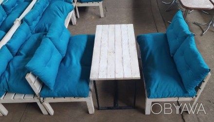 Лавки б/у, столы б/у деревянные с голубыми подушками для заведений общественного. . фото 1