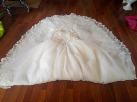 Свадебное платье с большим шикарным подолом. Цвет слоновой кости. Объем груди 12. . фото 13