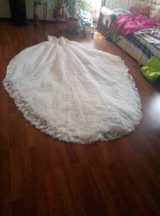 Свадебное платье с большим шикарным подолом. Цвет слоновой кости. Объем груди 12. . фото 8