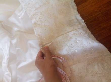Свадебное платье с большим шикарным подолом. Цвет слоновой кости. Объем груди 12. . фото 4