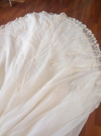 Свадебное платье с большим шикарным подолом. Цвет слоновой кости. Объем груди 12. . фото 12