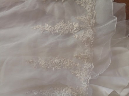 Свадебное платье с большим шикарным подолом. Цвет слоновой кости. Объем груди 12. . фото 3