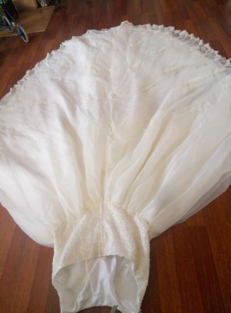 Свадебное платье с большим шикарным подолом. Цвет слоновой кости. Объем груди 12. . фото 11