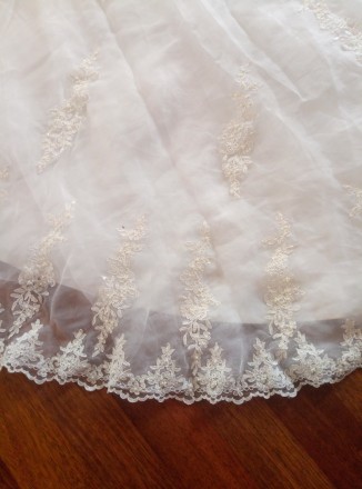 Свадебное платье с большим шикарным подолом. Цвет слоновой кости. Объем груди 12. . фото 9