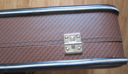винтажный чемодан времён СССР . 
Замки работают, ключей нет. 
Ширина 32 см., д. . фото 4