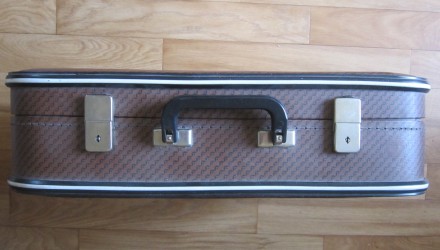 винтажный чемодан времён СССР . 
Замки работают, ключей нет. 
Ширина 32 см., д. . фото 3