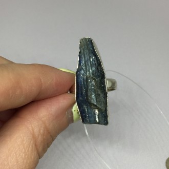 Элегантное кольцо с натуральным камнем кианит в серебре. Размер 16,0
 кольцо с к. . фото 4