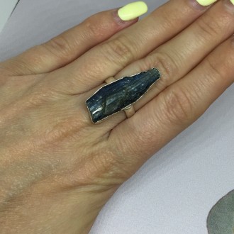 Элегантное кольцо с натуральным камнем кианит в серебре. Размер 16,0
 кольцо с к. . фото 2