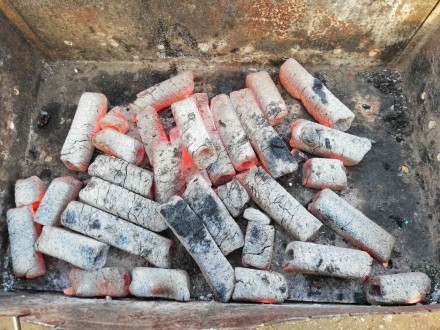 Древесный уголь из брикета pini kay от производителя в Белой Церкви компании VSK. . фото 6