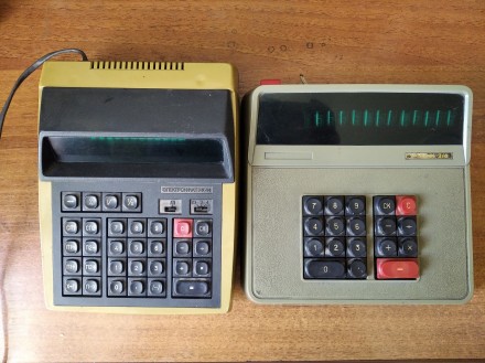 Два калькулятора . МК-44 рабочий. Искра не проверял провода обрезанные. Как попа. . фото 2