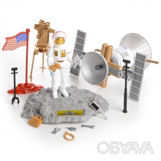 Космонавт с полным набором техники и аксессуаров: галактический спутник, ракета,. . фото 1
