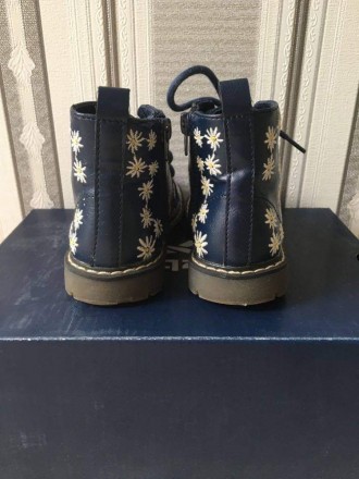 Модные детские ботинки с ромашковой нашивкой
Застежка - шнуровка и боковая молн. . фото 6