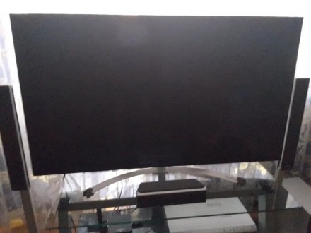 Телевизор LG 55SJ850V располагается на уникальной серповидной подставке, выполне. . фото 2
