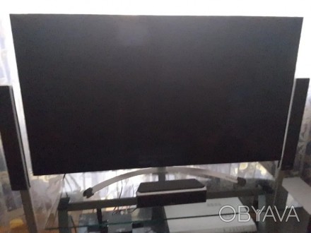 Телевизор LG 55SJ850V располагается на уникальной серповидной подставке, выполне. . фото 1