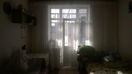 Світла кімната з виходом на  засклений балкон, металопластикове вікно, високі по. Центр. фото 4
