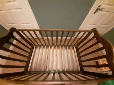 Продам деревянную детскую кроватку с матрасиком, стандартного размера. Размер по. . фото 3