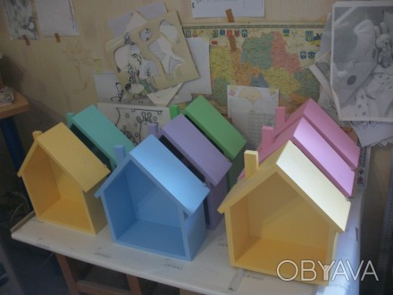 Будиночки дерев'яні. Красиві будиночки. Полиця з дерева.