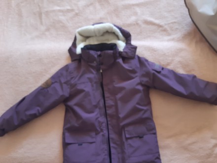Продам куртку ТМ PLAY, куплена в Швеции р.134-140. Плотная ткань.
Температурный. . фото 2