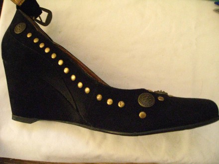 туфли женские, черные, натуральный замш, с металлическими заклепками, с ремешком. . фото 3